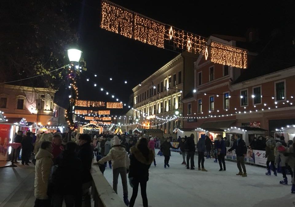 Svečanim paljenjem božićne rasvjete otvoren Advent u Vinkovcima