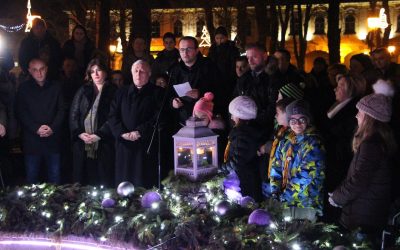 Na adventskom vijencu u središtu grada upaljena i četvrta svijeća