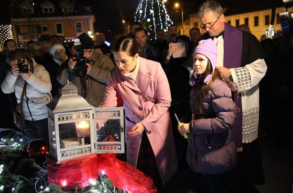 Upaljena prva adventska svijeća