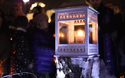 Plamen prve adventske svijeće donio je nadu i vjeru u naš grad