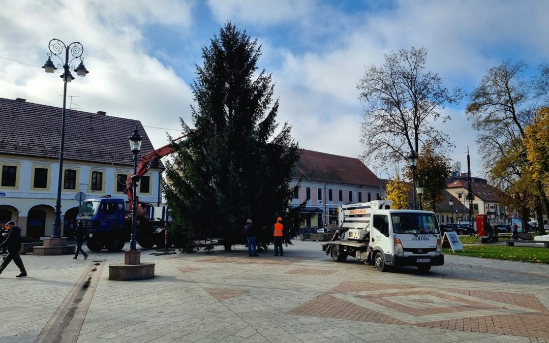 U pripremi Adventa 13,5-metarsko božićno drvce od danas krasi središte Vinkovaca