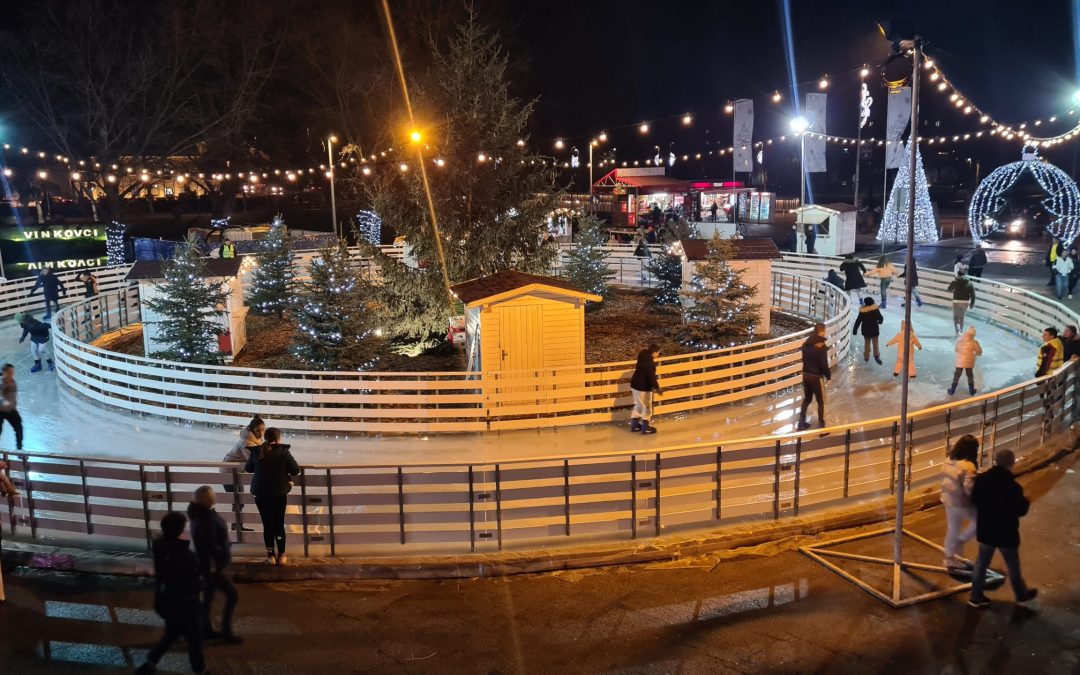 Obasjana svjetlošću tisuće božićnih lampica, Bajka na Bosutu ugostila prve klizače