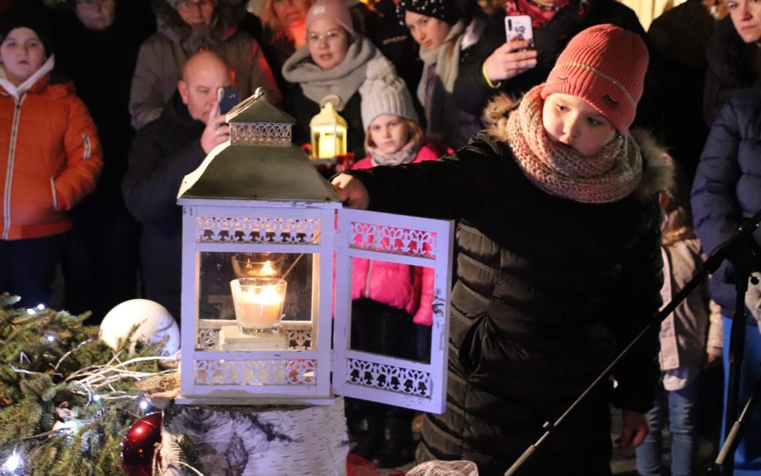 Betlethemskim svjetlom upaljena 4. adventska svijeća koja označava radost