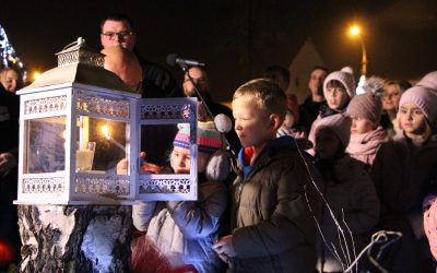 Svijeću mira upalili najmlađi ministranti Ivan Matkovski i Klara Sičanica