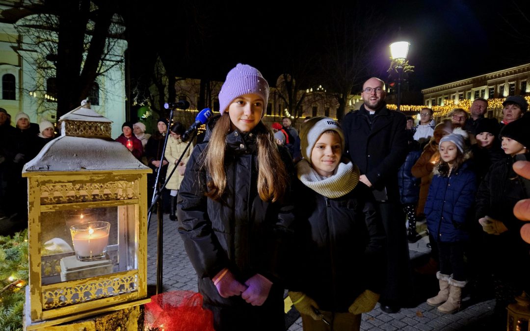 Treću adventsku svijeću upalili Mirjam i David Džinić