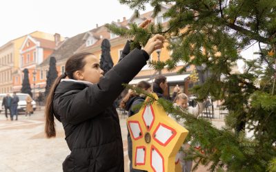 Učenici OŠ Vladimira Nazora okitili božićno drvce u središtu grada